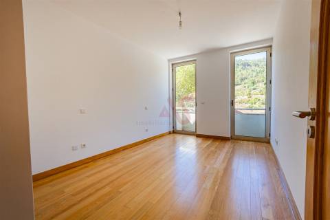 Andar moradia T4 em Baião.