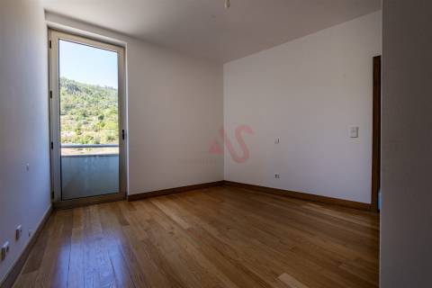 Andar moradia T4 em Baião.