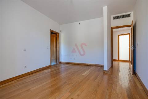 Andar moradia T4 em Baião.