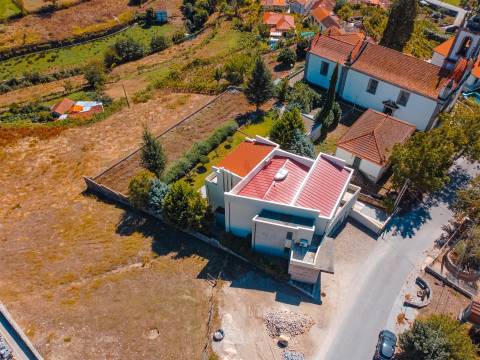 Loja comercial com 207.6m2 em Baião.