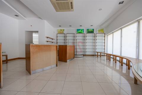 Loja comercial com 207.6m2 em Baião.