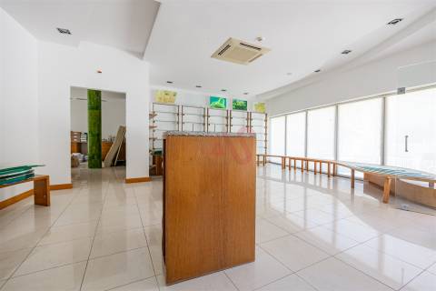 Loja comercial com 207.6m2 em Baião.