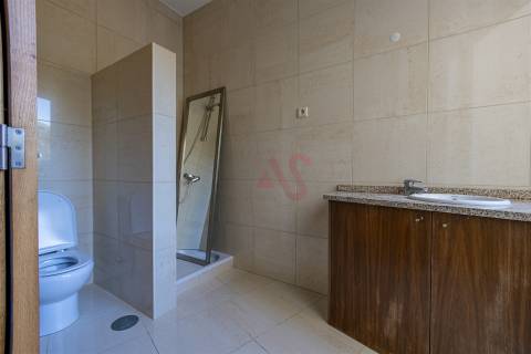 Loja comercial com 207.6m2 em Baião.