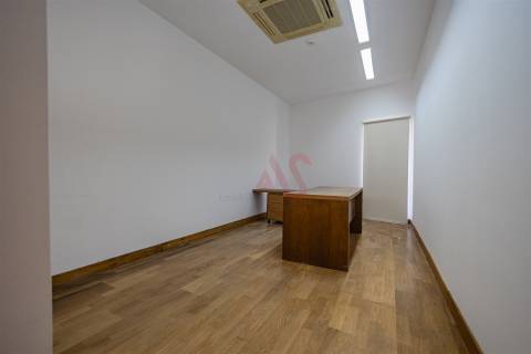 Loja comercial com 207.6m2 em Baião.