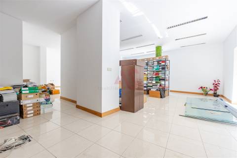 Loja comercial com 207.6m2 em Baião.