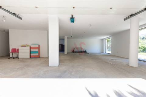 Loja comercial com 207.6m2 em Baião.