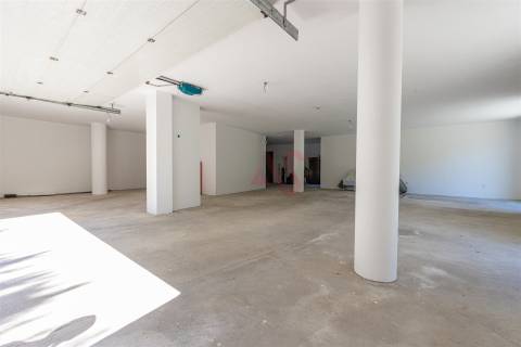 Loja comercial com 207.6m2 em Baião.