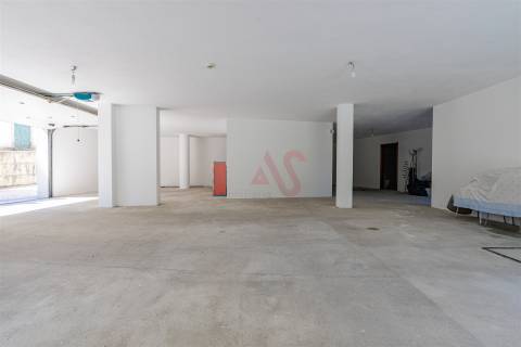 Loja comercial com 207.6m2 em Baião.