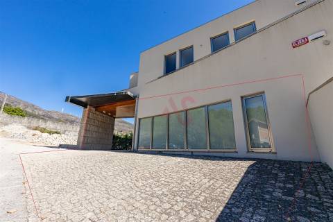 Loja comercial com 207.6m2 em Baião.