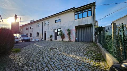 Pavilhão com 680 m2 em Margaride, Felgueiras