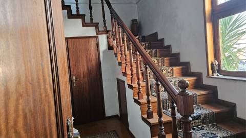 Pavilhão com 680 m2 em Margaride, Felgueiras