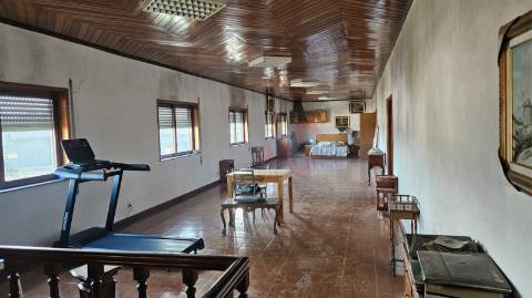 Pavilhão com 680 m2 em Margaride, Felgueiras