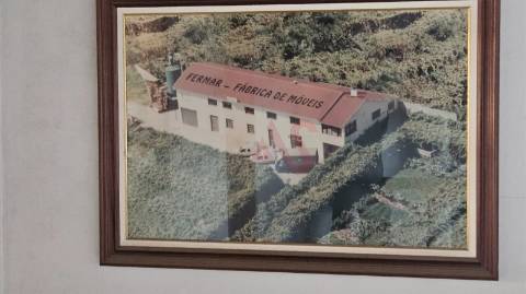 Pavilhão com 680 m2 em Margaride, Felgueiras