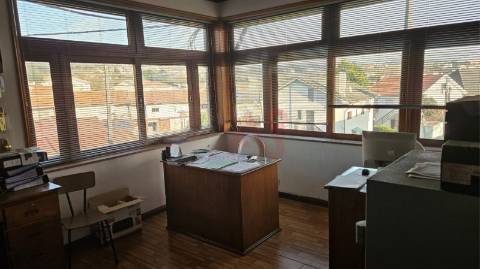 Pavilhão com 680 m2 em Margaride, Felgueiras