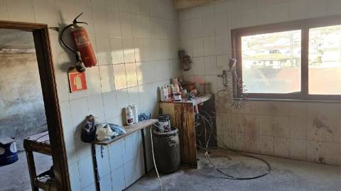 Pavilhão com 680 m2 em Margaride, Felgueiras