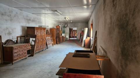 Pavilhão com 680 m2 em Margaride, Felgueiras