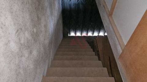 Pavilhão com 680 m2 em Margaride, Felgueiras