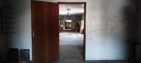 Pavilhão com 680 m2 em Margaride, Felgueiras