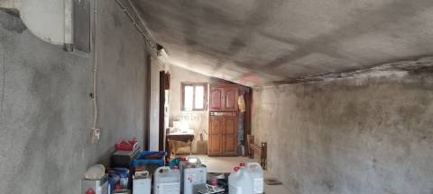 Pavilhão com 680 m2 em Margaride, Felgueiras