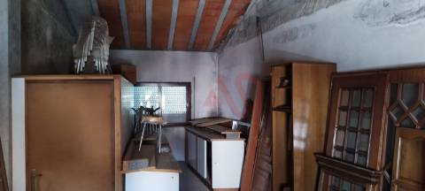 Pavilhão com 680 m2 em Margaride, Felgueiras