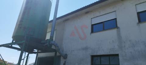 Pavilhão com 680 m2 em Margaride, Felgueiras