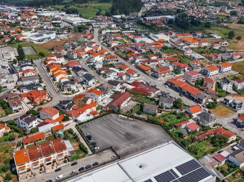 Pavilhão com 680 m2 em Margaride, Felgueiras