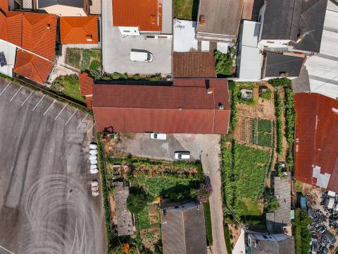 Pavilhão com 680 m2 em Margaride, Felgueiras