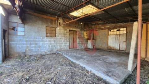 Armazém com logradouro em Paços de Ferreira