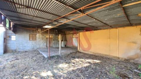 Armazém com logradouro em Paços de Ferreira