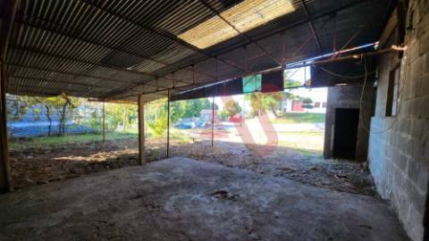Armazém com logradouro em Paços de Ferreira