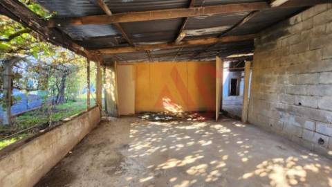 Armazém com logradouro em Paços de Ferreira