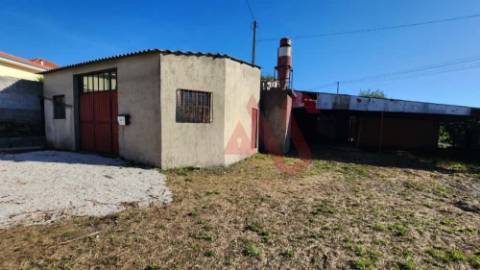 Armazém com logradouro em Paços de Ferreira