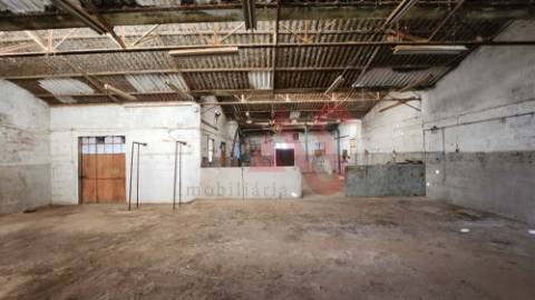 Armazém com logradouro em Paços de Ferreira