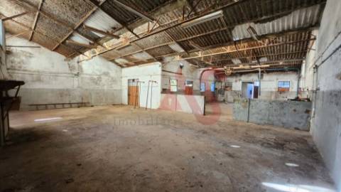 Armazém com logradouro em Paços de Ferreira