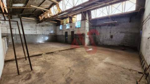 Armazém com logradouro em Paços de Ferreira