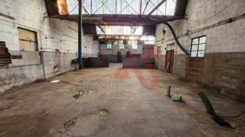 Armazém com logradouro em Paços de Ferreira