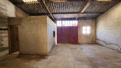 Armazém com logradouro em Paços de Ferreira