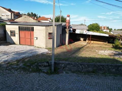 Armazém com logradouro em Paços de Ferreira