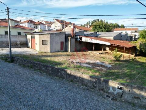 Armazém com logradouro em Paços de Ferreira