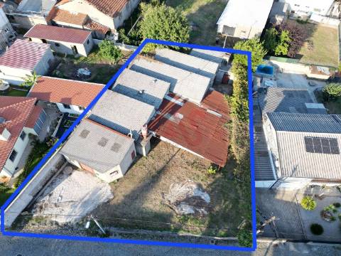 Armazém com logradouro em Paços de Ferreira