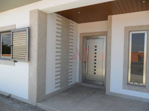 Moradia T3+T2 em Duas Igrejas, Paredes