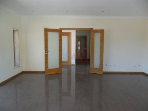 Moradia T3+T2 em Duas Igrejas, Paredes