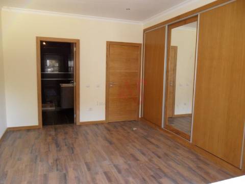 Moradia T3+T2 em Duas Igrejas, Paredes