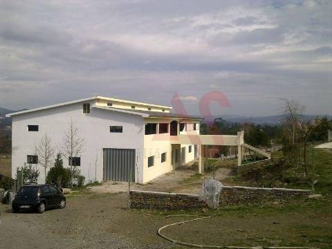 Armazém com 1547 m2 em Recarei, Paredes