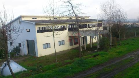 Armazém com 1547 m2 em Recarei, Paredes