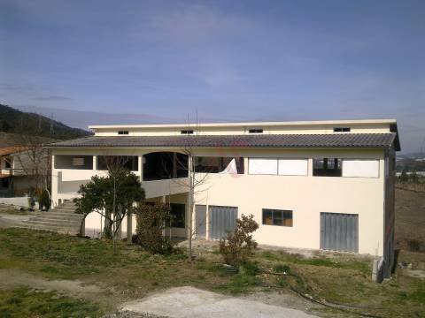 Armazém com 1547 m2 em Recarei, Paredes