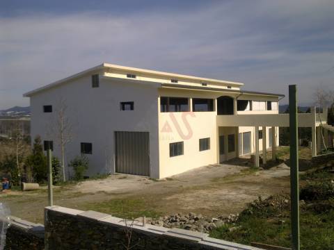 Armazém com 1547 m2 em Recarei, Paredes