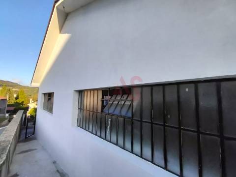 Armazém para arrendamento com 212 m2 em São João de Vizela