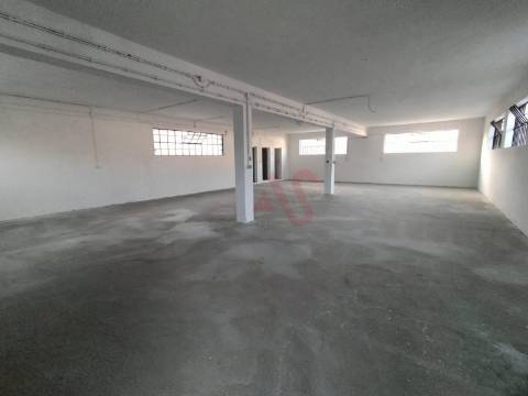 Armazém para arrendamento com 212 m2 em São João de Vizela