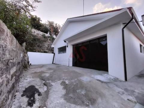 Armazém para arrendamento com 212 m2 em São João de Vizela